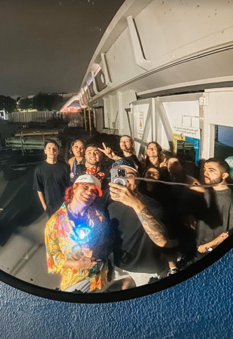 Karol G en Universal Studio con todo su equipo.