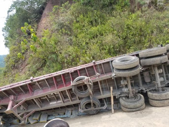 Rastra se accidenta en carretera de San Nicolás a Atima Santa Bárbara