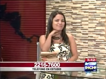 A Ariela Cáceres, presentadora de Noticias de HCH, le pela el eje