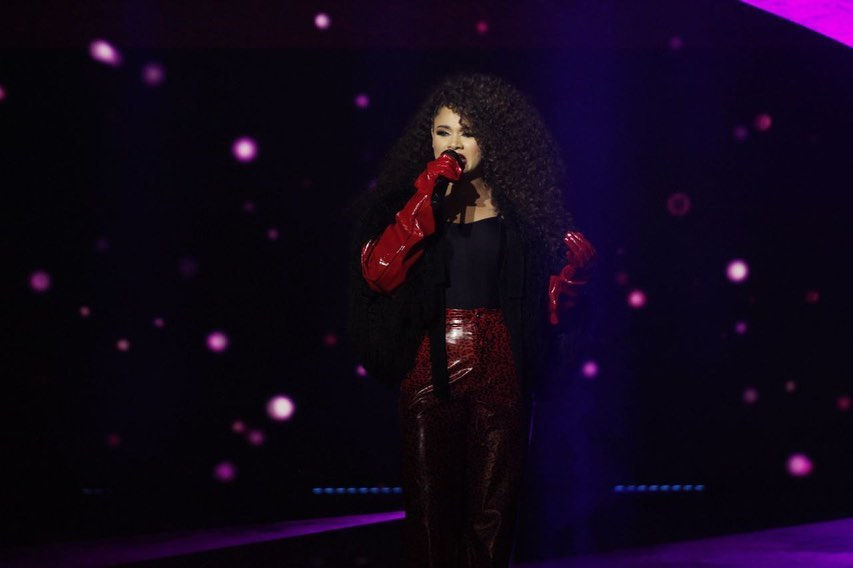 En una espectacular noche Cesia cantó música regional mexicana no la tenia nada fácil.