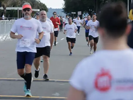 foto de pessoas correndo em uma corrida de rua