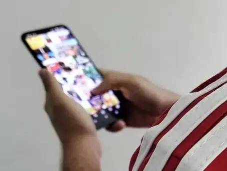 imagem-ilustrativa-de-uma-pessoa-mexendo-no-celular