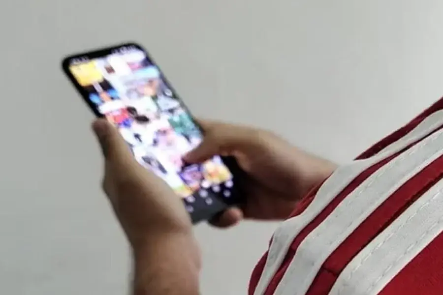 imagem-ilustrativa-de-uma-pessoa-mexendo-no-celular