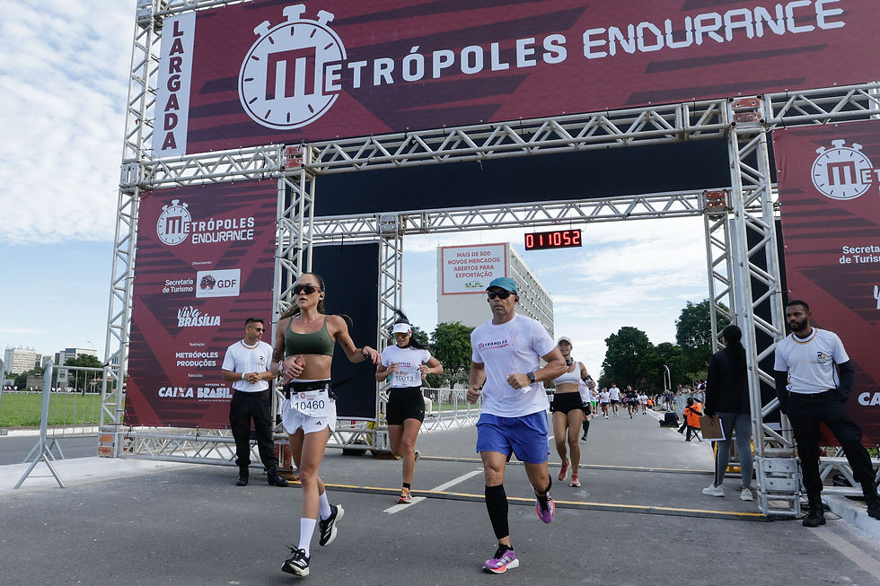 foto de pessoas cruzando a de chegada de uma corrida