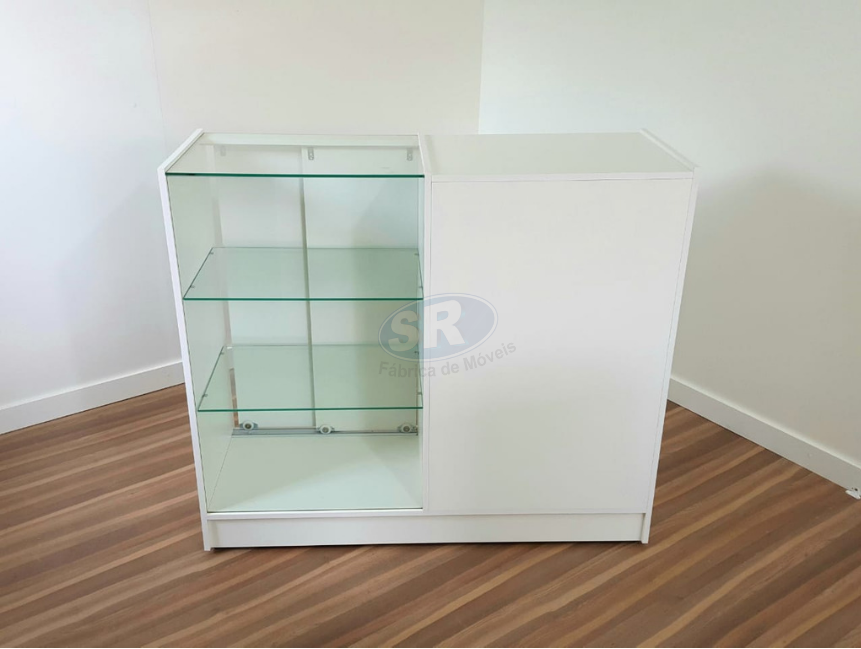 Caixa vitrine com portas