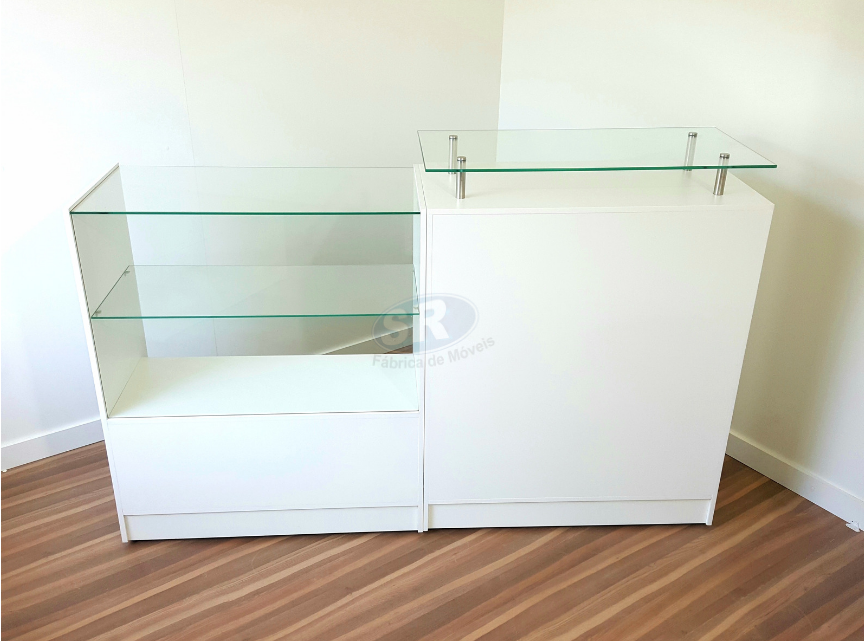 Vitrine III e reto com sobretampo