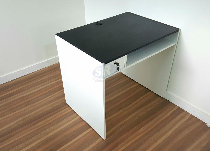 Mesa tampo preto com gaveta