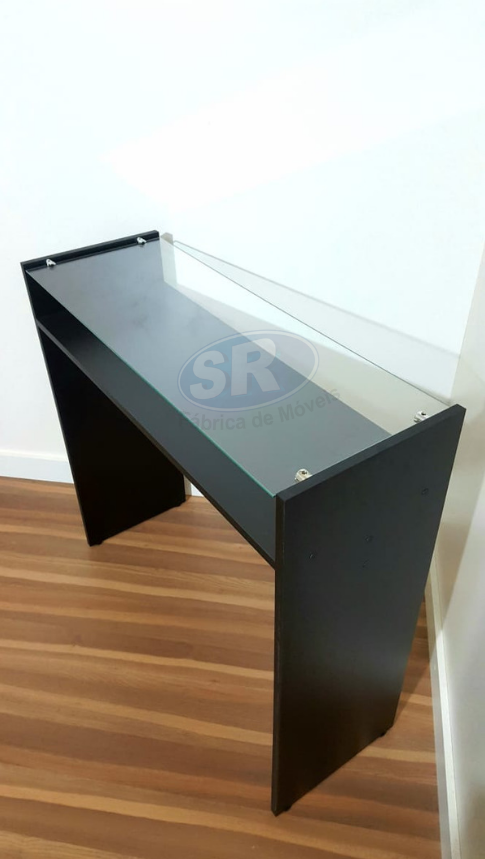 Mesa com tampo em vidro