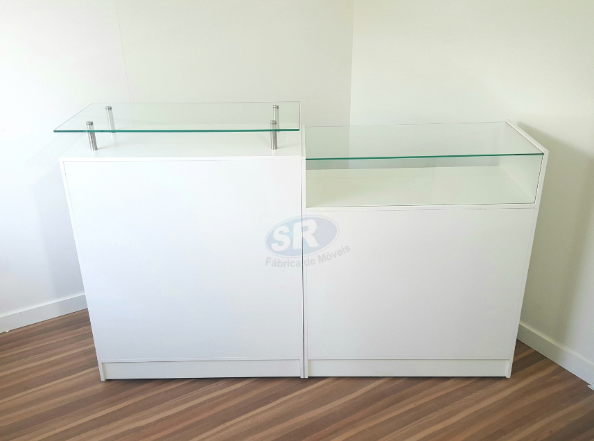 Reto com sobretampo e vitrine I