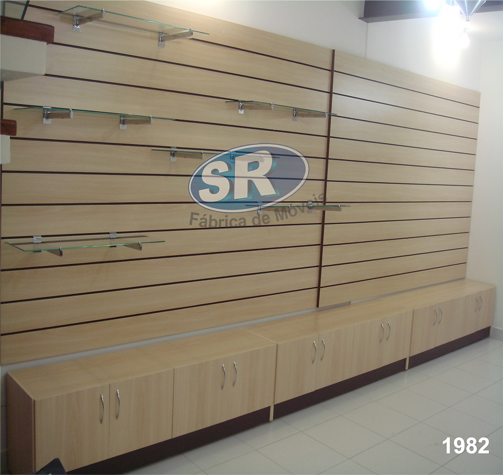 Painel com prateleiras para bolsas