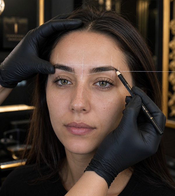Diseño de cejas para micropigmentación en Barcelona con medición de simetría y técnica profesional
