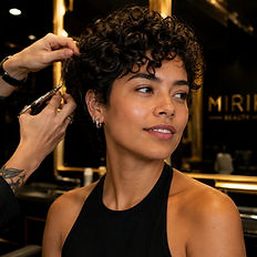 Corte en seco para pelo rizado en Mirik Beauty Barcelona