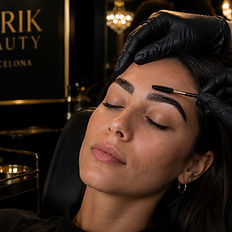 Laminación de cejas en Barcelona con acabado elegante en Mirik Beauty