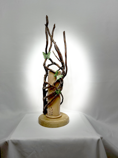 Lampe de décoration intérieure composée en bois flotté avec des détails tels que des papillons en émail sur cuivre.