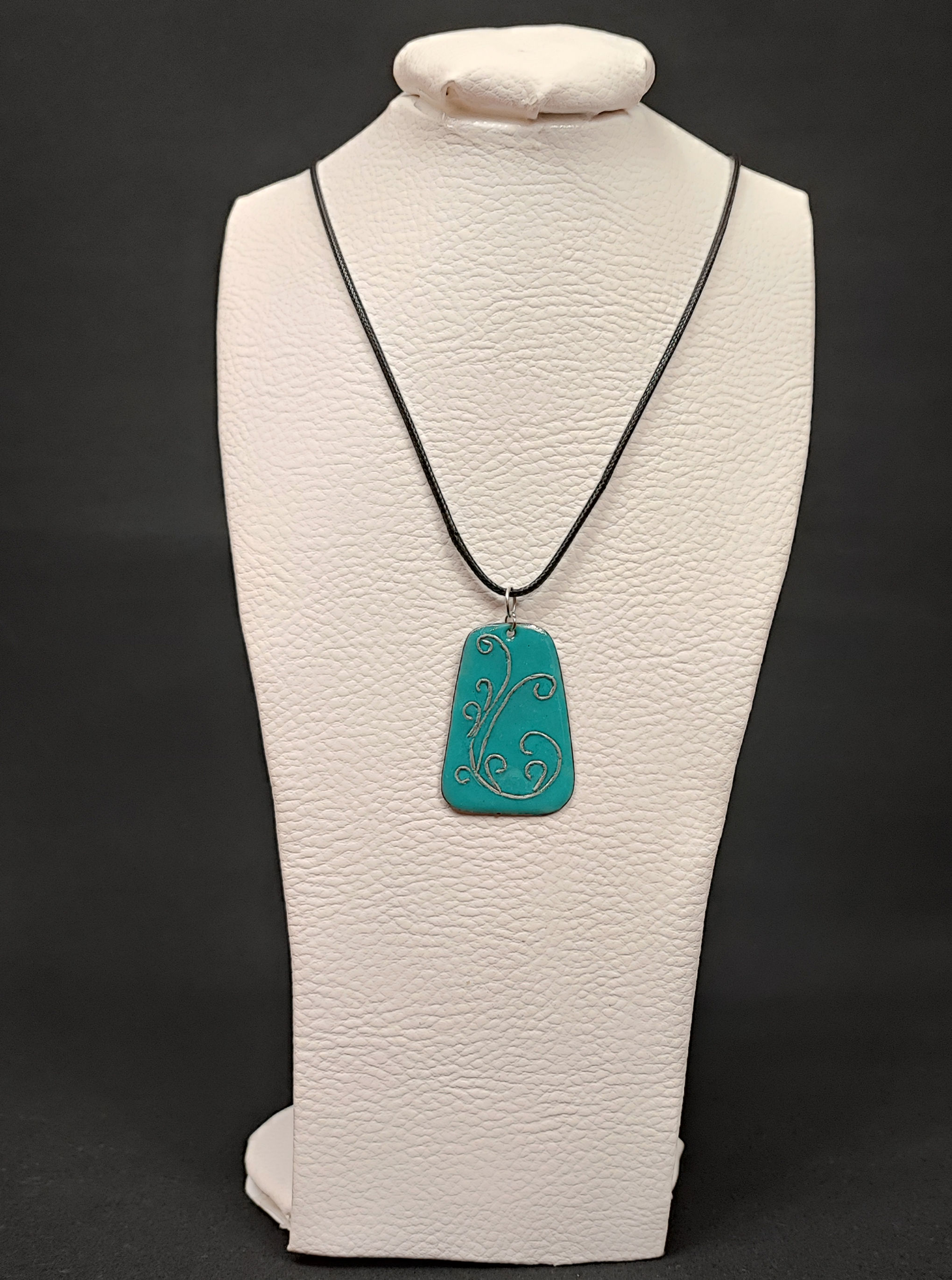 Pendentif trapézoïdal motif argent et fond bleu turquoise