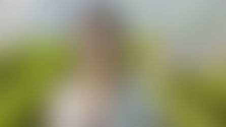 Stéphanie Wang dans sa serre de légumes biologiques asiatique aux Cocagnes