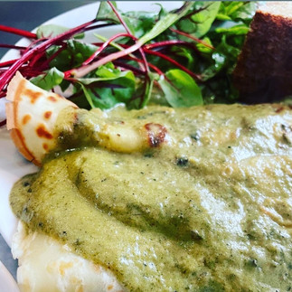 Crêpe farcie au huitlacoche nappée de crème poblano, accompagnée de jeunes pousses et pain grillé, création végétale et relevée