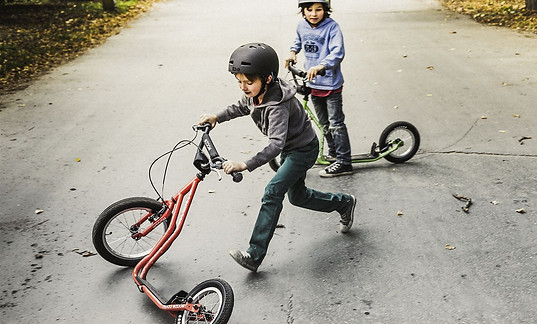 Kinder beim Rollern mit Yedoo Wzoom