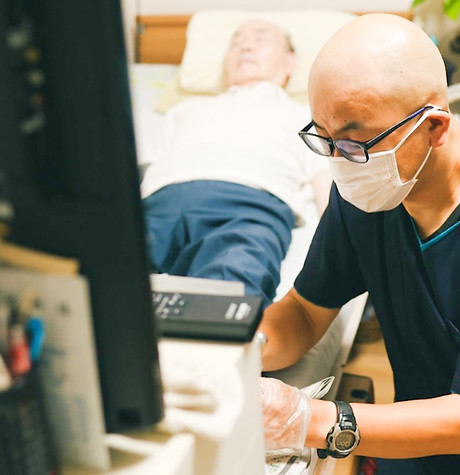 訪問看護中の看護師が患者宅でケアを行っている様子