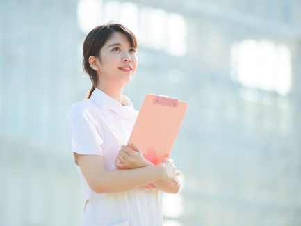 空を見上げる日本人看護師