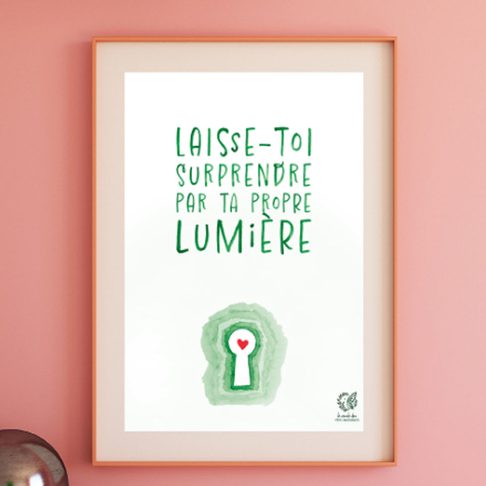 un cadre avec écrit: laisse-toi surprendre par la propre lumière. il y a une porte en forme de clé et un cœur dedans 