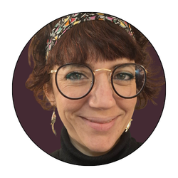 Marie, la créatrice du cercle des fées invisibles, portrait rappoché, elle porte des lunettes, des boucle-d'oreilles et un bandeau dans les cheveux