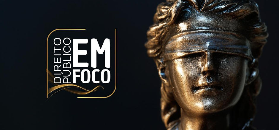 Imagem com a frase Direito Público em Foco bom bordas e ondas douradas e a imagem de busto de uma estátua representativa da justiça