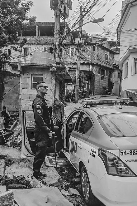 Un policier tient la garde, Rio de Janeiro, Brésil