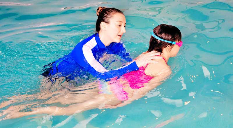 Una instructora de natacion