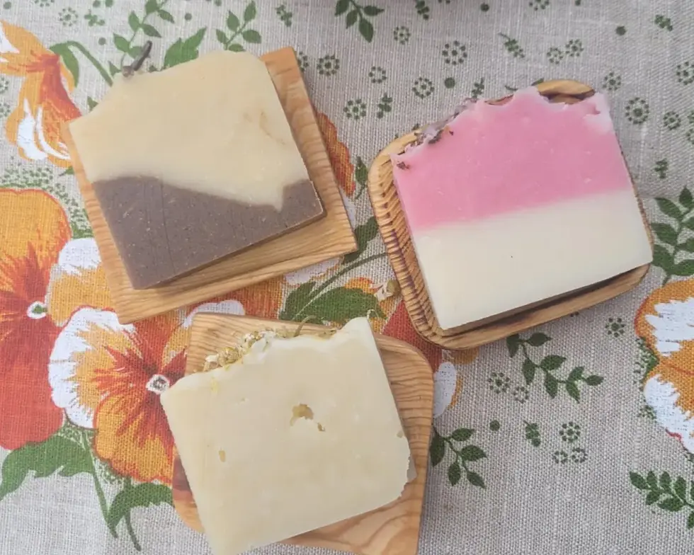 Miniatura: kolorowe mydła naturalne na drewnianych mydelniczkach