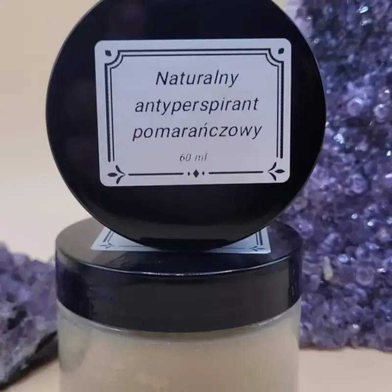 dwa słoiczki pomarańczowego antyperspirantu w kremie