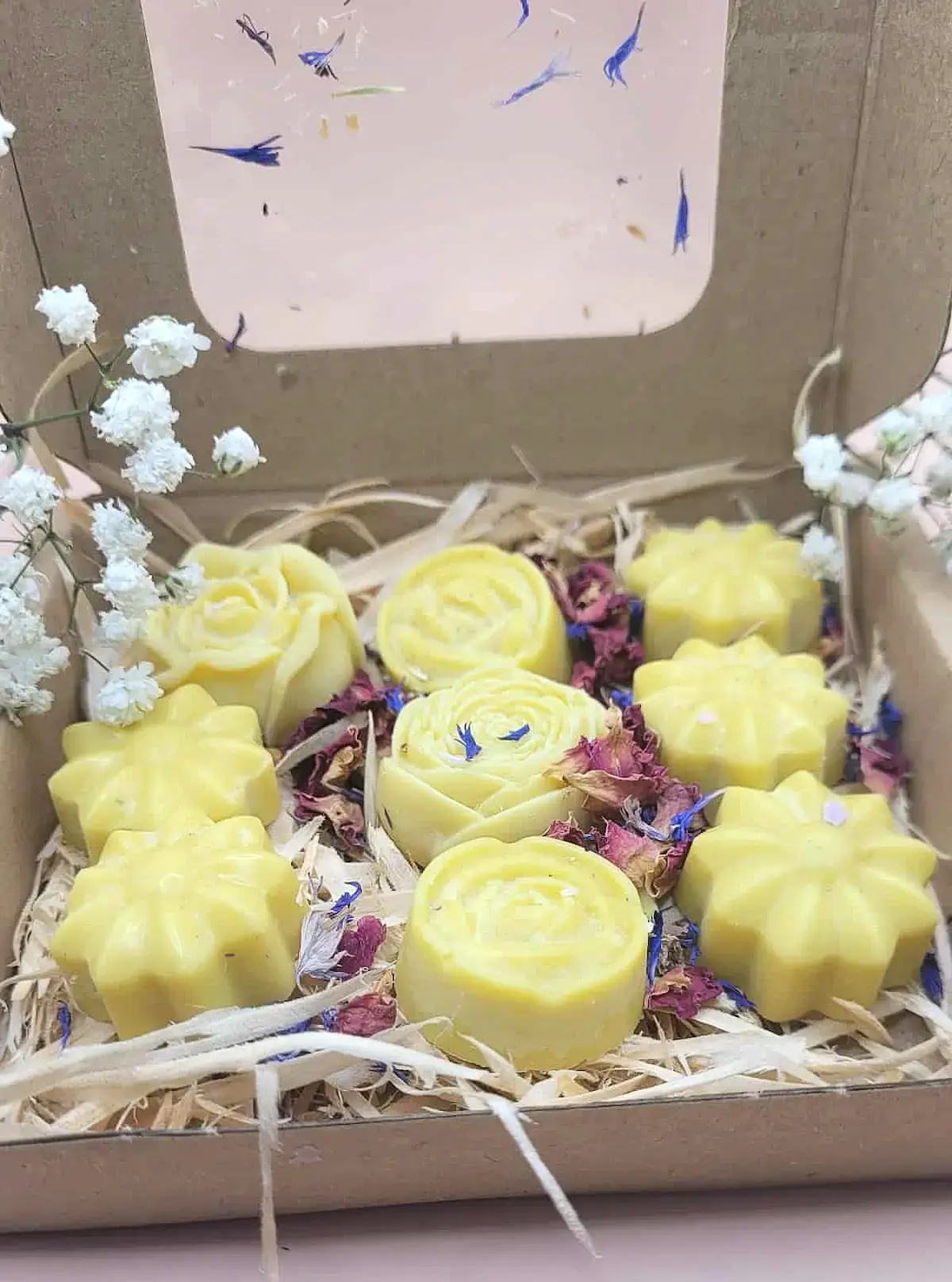 wosk sojowy mango w otoczeniu suszonych kwiatów