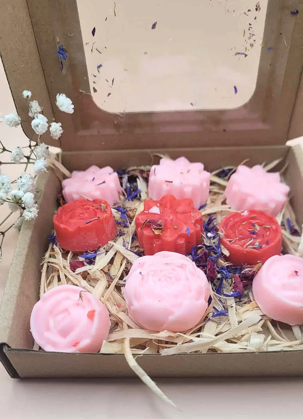 różany wosk sojowy w otoczeniu suszonych kwiatów