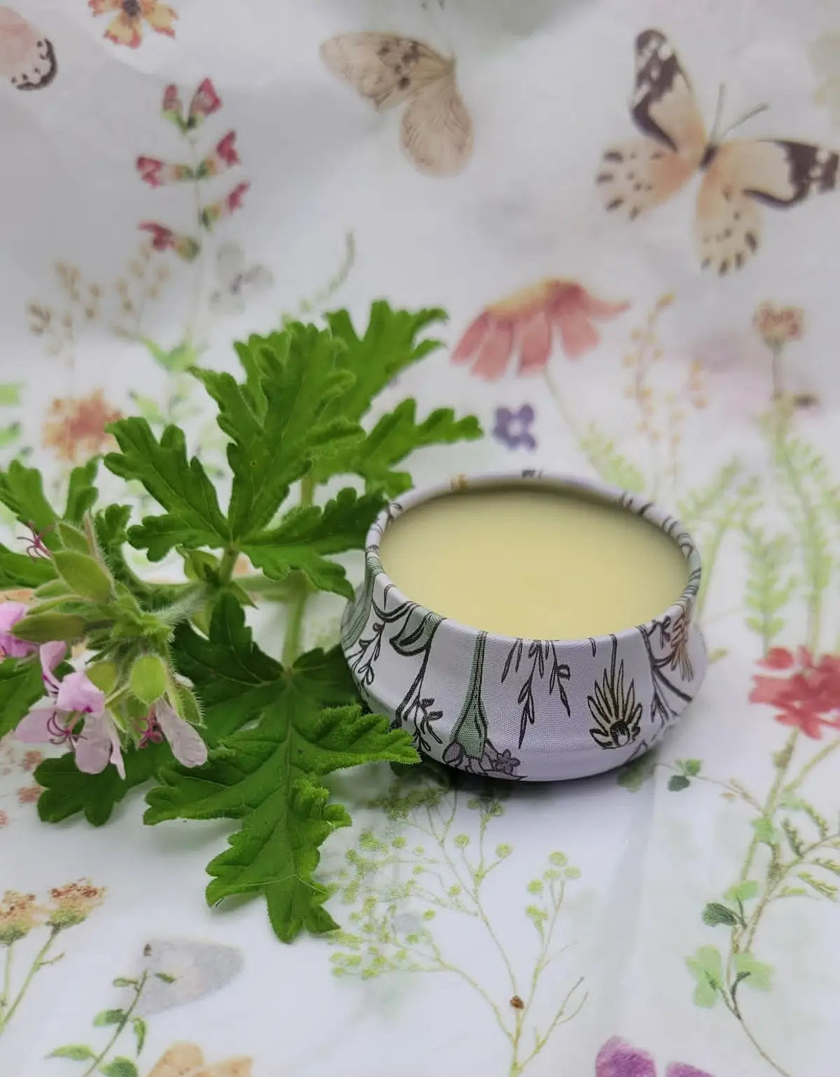 balsam do ust geranium w słoiczku