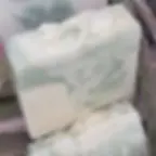 trzy kostki naturalnego mydła aloesowego