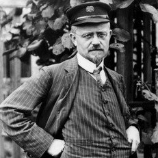 Founder August Horch, pictured here in 1905. This article offers an in-depth overview and the PDF instruction manual for the '84 Audi Sport Quattro (JLK39), introduced by Mattel Brick Shop / Hot Wheels as part of the fall 2026 collection of buildable car sets.