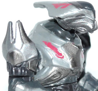 A detail look at the Elite Ultra v2 from the Mega Halo Set, 96928 COVENANT DROP POD: ELITE ULTRA and set 97074 ARCTIC COVENANT DROP POD