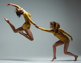 Deux femmes qui dansent