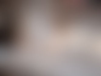 Zwei Hunde auf Kies im Shelter; ein weiß-brauner Hund (Thorgunna) blickt in die Kamera, der andere steht links halb im Bild.