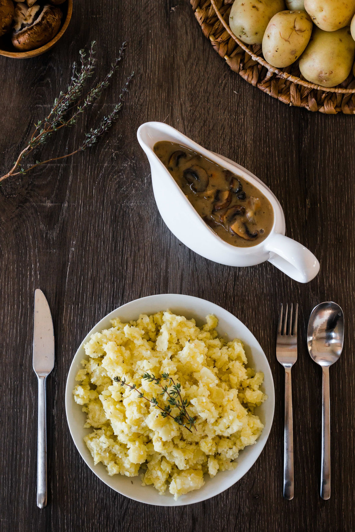 EASY MASHED POTATOES AND MUSHROOM GRAVY