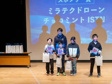 こんにちは！  D-TYPE.講師の武田です😊  先日、兵庫県・神戸電子専門学校で開催された「第3回 ドロカツ 西日本大会」に、運営側として参加してきました。  私は当日、地下の第2コートで主審を担当していました。いつもはプログラミング教室で隣で、「ここどう思う？」「じゃあ次どうする？」と声をかけている子たちが、この日は大勢の観客の前で本気の勝負に挑んでいました。  正直に言うと、「今日は主審だし、感情は出さない」そう決めてコートに立ちました。……でも、結果から言うと、全然無理でした😅