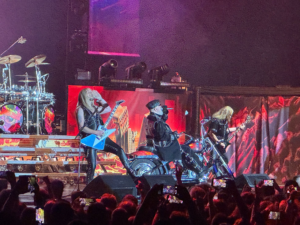 Judas Priest live auf der Bühne während der Shield of Pain Tour in München