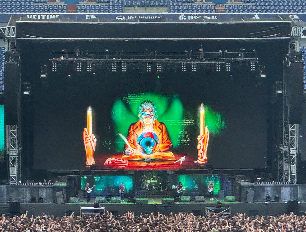 Iron Maiden live auf der Bühne während der Run for Your Lives Tour 2025 in Gelsenkirchen