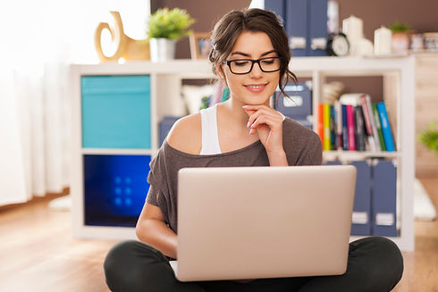 mujer-sonriente-portatil-piso-casa.jpg