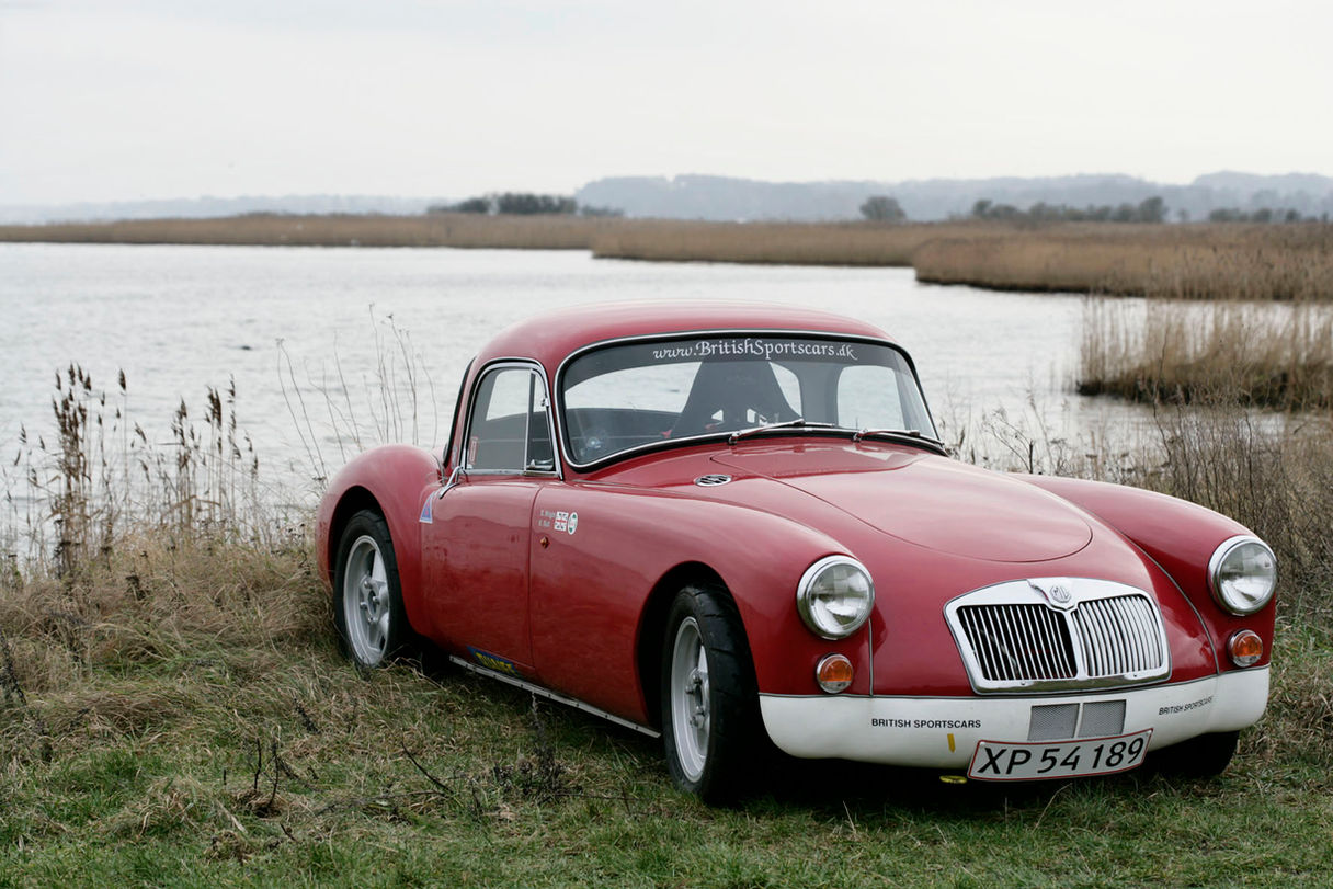 Rød MG sportsvogn parkeret ved vandet