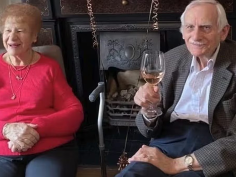 Muore a 90 anni, al funerale il marito confessa: “Le ho nascosto che aveva un cancro per 21 anni”