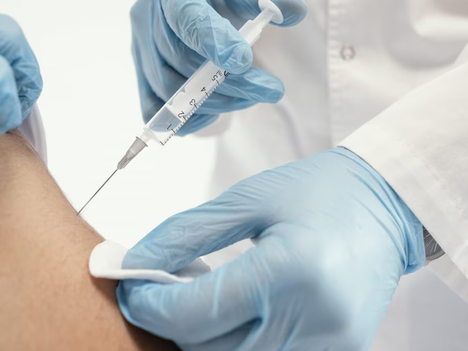 Un uomo si è vaccinato oltre 200 volte contro il Covid-19: nessuna conseguenza