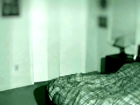 Vive con l'amante accanto alla sua ex moglie: condannato a risarcirla