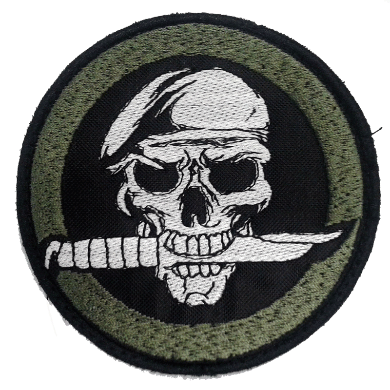 patch-teschio-pugnale-tra-identi.gif