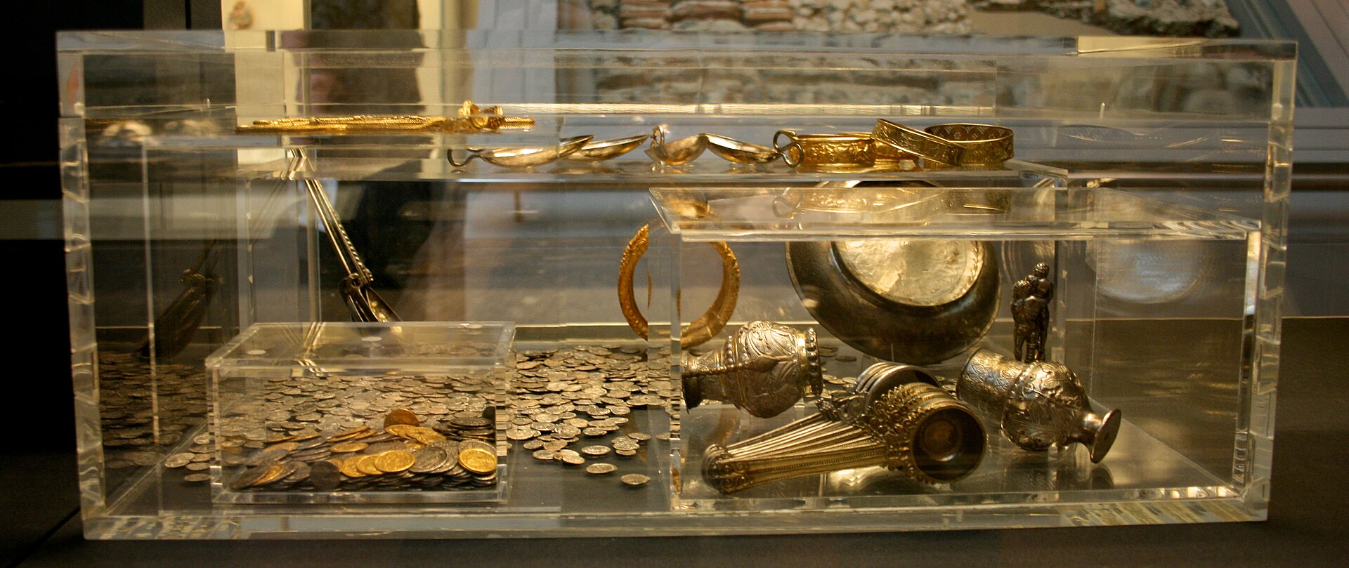 Coins and objects from the Hoxne Hoard